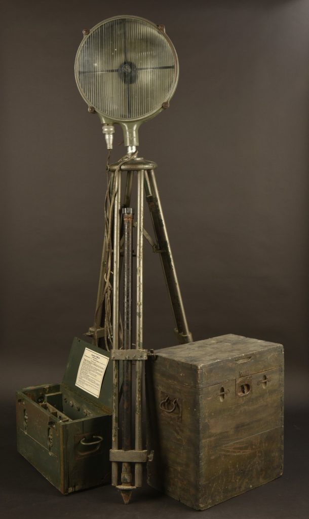 Projecteur allemand et ses accessoires. German projector and its