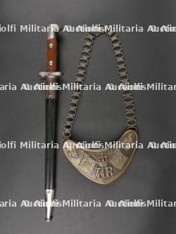 Baïonnette 71/84 de sortie et reproduction d'un hausse-col de porte drapeau. Parade 71/84 bayonet and reproduction colours bearer's gorget.
