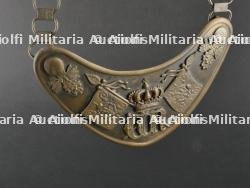 Baïonnette 71/84 de sortie et reproduction d'un hausse-col de porte drapeau. Parade 71/84 bayonet and reproduction colours bearer's gorget. — photo 4