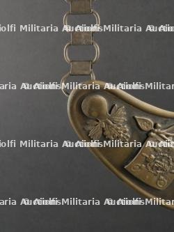 Baïonnette 71/84 de sortie et reproduction d'un hausse-col de porte drapeau. Parade 71/84 bayonet and reproduction colours bearer's gorget. — miniature 5