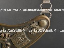 Baïonnette 71/84 de sortie et reproduction d'un hausse-col de porte drapeau. Parade 71/84 bayonet and reproduction colours bearer's gorget. — miniature 7