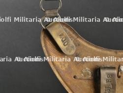 Baïonnette 71/84 de sortie et reproduction d'un hausse-col de porte drapeau. Parade 71/84 bayonet and reproduction colours bearer's gorget. — miniature 12
