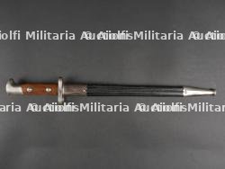Baïonnette 71/84 de sortie et reproduction d'un hausse-col de porte drapeau. Parade 71/84 bayonet and reproduction colours bearer's gorget. — photo 13