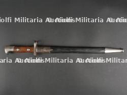 Baïonnette 71/84 de sortie et reproduction d'un hausse-col de porte drapeau. Parade 71/84 bayonet and reproduction colours bearer's gorget. — miniature 14