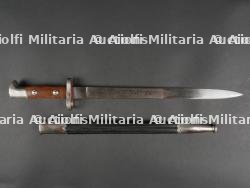 Baïonnette 71/84 de sortie et reproduction d'un hausse-col de porte drapeau. Parade 71/84 bayonet and reproduction colours bearer's gorget. — photo 15