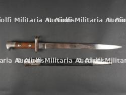 Baïonnette 71/84 de sortie et reproduction d'un hausse-col de porte drapeau. Parade 71/84 bayonet and reproduction colours bearer's gorget. — photo 16