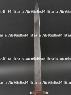 Baïonnette 71/84 de sortie et reproduction d'un hausse-col de porte drapeau. Parade 71/84 bayonet and reproduction colours bearer's gorget. — miniature 17