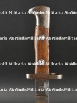 Baïonnette 71/84 de sortie et reproduction d'un hausse-col de porte drapeau. Parade 71/84 bayonet and reproduction colours bearer's gorget. — photo 21