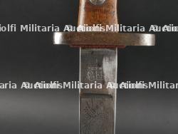 Baïonnette 71/84 de sortie et reproduction d'un hausse-col de porte drapeau. Parade 71/84 bayonet and reproduction colours bearer's gorget. — miniature 22