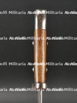 Baïonnette 71/84 de sortie et reproduction d'un hausse-col de porte drapeau. Parade 71/84 bayonet and reproduction colours bearer's gorget. — photo 24