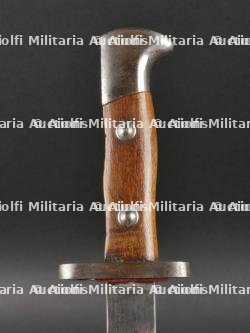 Baïonnette 71/84 de sortie et reproduction d'un hausse-col de porte drapeau. Parade 71/84 bayonet and reproduction colours bearer's gorget. — photo 25