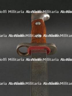 Baïonnette 71/84 de sortie et reproduction d'un hausse-col de porte drapeau. Parade 71/84 bayonet and reproduction colours bearer's gorget. — photo 26