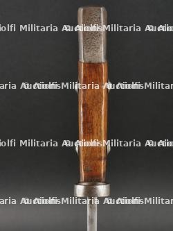 Baïonnette 71/84 de sortie et reproduction d'un hausse-col de porte drapeau. Parade 71/84 bayonet and reproduction colours bearer's gorget. — photo 27