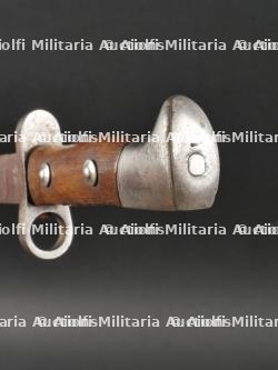 Baïonnette 71/84 de sortie et reproduction d'un hausse-col de porte drapeau. Parade 71/84 bayonet and reproduction colours bearer's gorget. — miniature 30