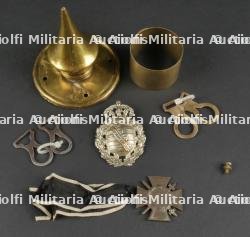 Lot de pièces détachées de casque à pointe et divers. Spiked helmet spare parts and small items. — photo 1