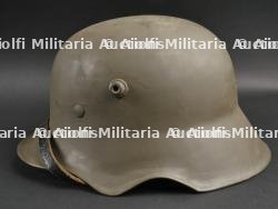 Casque allemand modèle 1918 à échancrures. WW1 german M1918 ear cut-out helmet. — photo 1