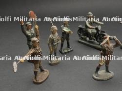 Motocycliste et Feldgendarme. Motorcyclist and Feldgendarme. — miniature 4