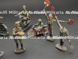 Motocycliste et Feldgendarme. Motorcyclist and Feldgendarme. — miniature 6
