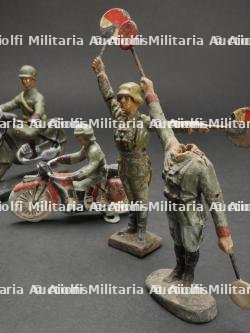 Motocycliste et Feldgendarme. Motorcyclist and Feldgendarme. — miniature 8