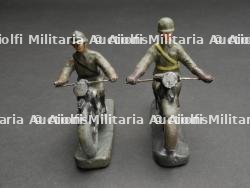 Motocycliste et Feldgendarme. Motorcyclist and Feldgendarme. — miniature 13