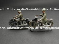 Motocycliste et Feldgendarme. Motorcyclist and Feldgendarme. — photo 14