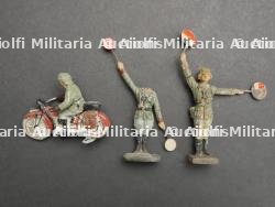 Motocycliste et Feldgendarme. Motorcyclist and Feldgendarme. — photo 16