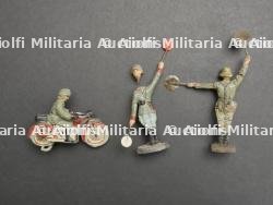 Motocycliste et Feldgendarme. Motorcyclist and Feldgendarme. — miniature 17