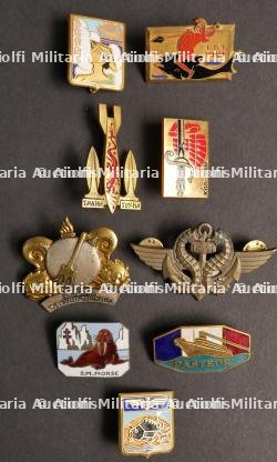 Ensemble d'insignes de la marine