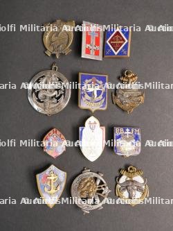 Ensemble d'insignes divers — photo 1