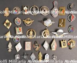 Ensemble d'insignes divers — photo 1