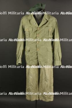 Uniforme type britannique après-guerre.