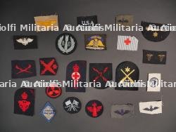 Insignes Royal Navy et divers.