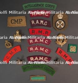 Insignes Royal Medical Corps et Intelligence Corps.