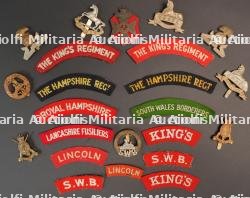 Insignes King's Regiment et Royal Hampshire.