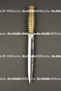 Dague type commando.