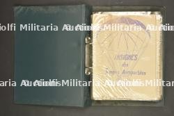 Documentation sur les insignes des troupes aéroportées.