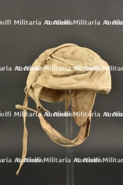 Casque d'entrainement parachutiste.