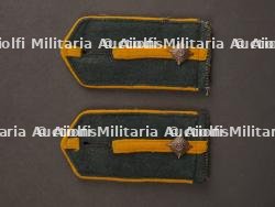 Pattes d'épaule. Shoulder straps.