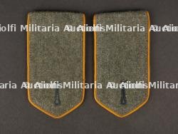 Pattes d'épaule. Shoulder straps.