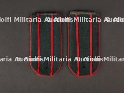 Pattes d'épaule. Shoulder straps.