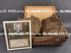 Ensemble valise, pantalon, médailles et musette d'un Chasseur Ardennais prisonnier. Set including suitcase, trousers, medals and satchel of a captured Ardennes Chasseur
