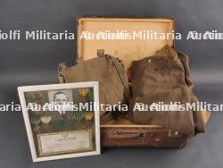Ensemble valise, pantalon, médailles et musette d'un Chasseur Ardennais prisonnier. Set including suitcase, trousers, medals and satchel of a captured Ardennes Chasseur — photo 2