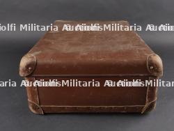 Ensemble valise, pantalon, médailles et musette d'un Chasseur Ardennais prisonnier. Set including suitcase, trousers, medals and satchel of a captured Ardennes Chasseur — photo 5
