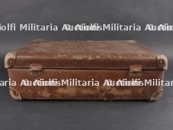 Ensemble valise, pantalon, médailles et musette d'un Chasseur Ardennais prisonnier. Set including suitcase, trousers, medals and satchel of a captured Ardennes Chasseur — photo 6
