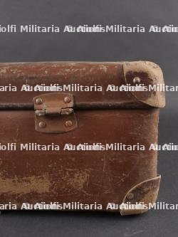 Ensemble valise, pantalon, médailles et musette d'un Chasseur Ardennais prisonnier. Set including suitcase, trousers, medals and satchel of a captured Ardennes Chasseur — miniature 7