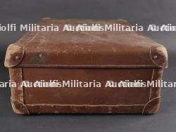 Ensemble valise, pantalon, médailles et musette d'un Chasseur Ardennais prisonnier. Set including suitcase, trousers, medals and satchel of a captured Ardennes Chasseur — miniature 8