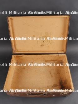 Ensemble valise, pantalon, médailles et musette d'un Chasseur Ardennais prisonnier. Set including suitcase, trousers, medals and satchel of a captured Ardennes Chasseur — photo 9