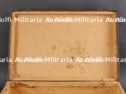 Ensemble valise, pantalon, médailles et musette d'un Chasseur Ardennais prisonnier. Set including suitcase, trousers, medals and satchel of a captured Ardennes Chasseur — photo 10