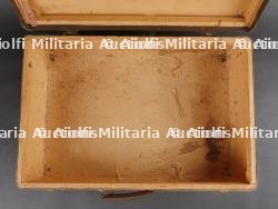 Ensemble valise, pantalon, médailles et musette d'un Chasseur Ardennais prisonnier. Set including suitcase, trousers, medals and satchel of a captured Ardennes Chasseur — miniature 11