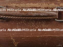 Ensemble valise, pantalon, médailles et musette d'un Chasseur Ardennais prisonnier. Set including suitcase, trousers, medals and satchel of a captured Ardennes Chasseur — miniature 12